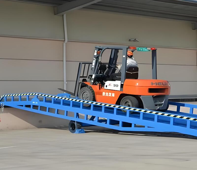 老城镇移动式卸货平台（叉车用）
